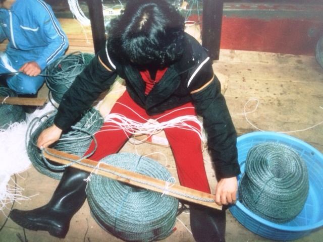 Crew of Koei Maru 30 preparing a longline, Montevideo, June 1988