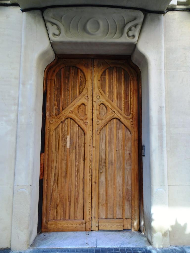 Barcelona door, Thursday doors