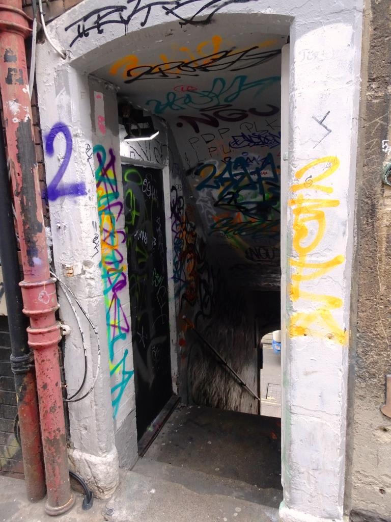 Archway and door in Leonard Lane, Bristol, March 2019