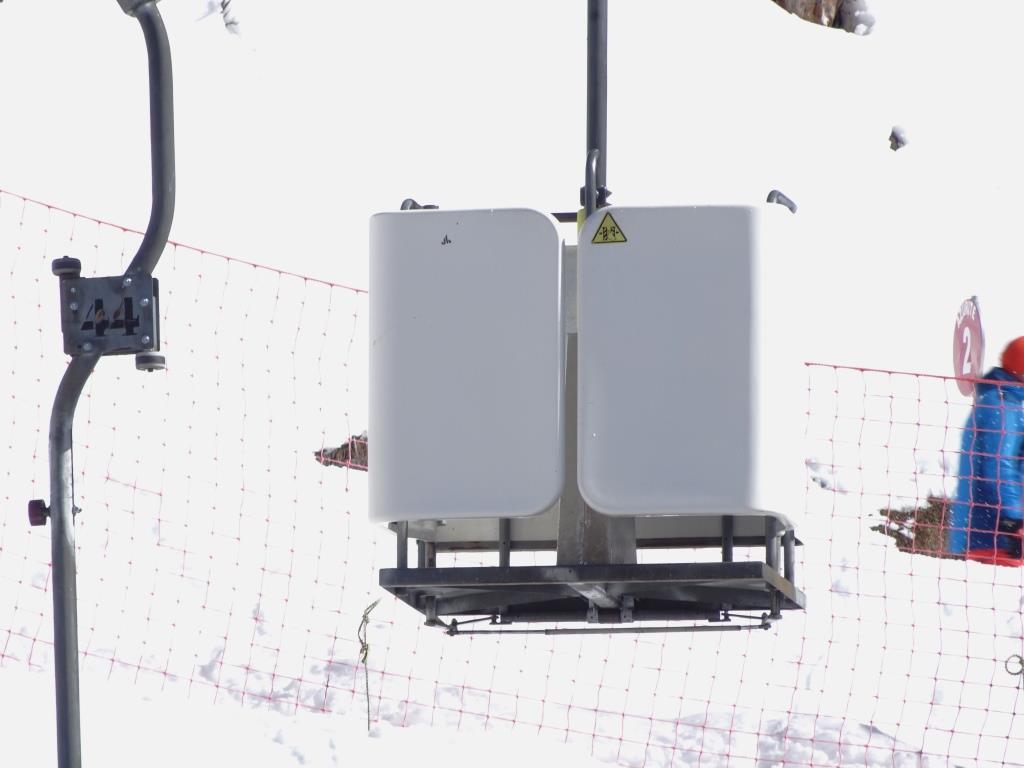 Dodgy two-person step on lift - self closing doors, Flaine, March 2019