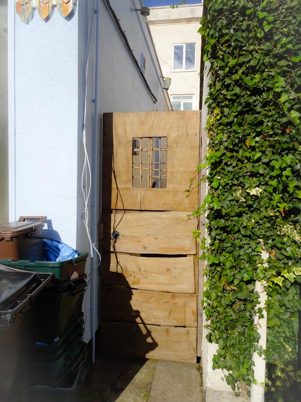Shabby-chic side gate, Bedminster, Bristol, October 2020