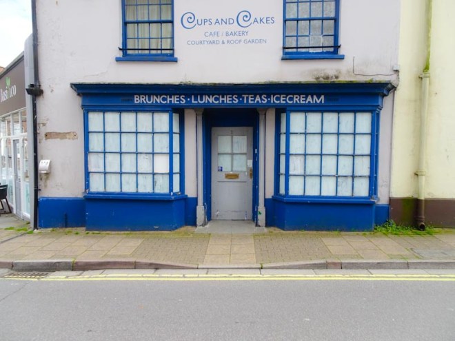 Shop front - no longer in business, Dorchester, June 2019