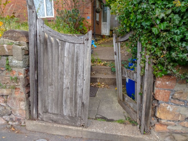 A rather forlorn gate, Bristol, October 2020