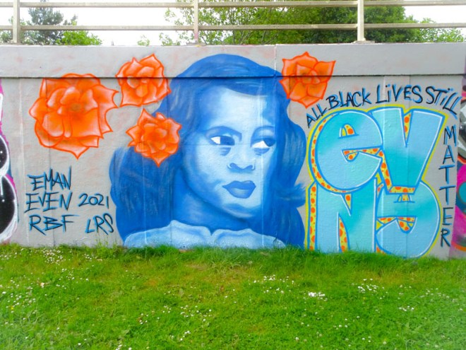 Evey and Eman, M32 roundabout, Bristol, June 2021