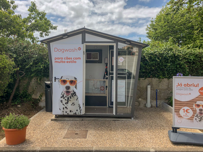 Dogwash door, Foz do Douro, Porto, May 2022