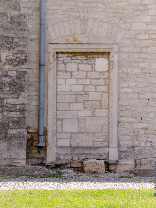 Ghost door with 'rope' stonework surround, Pula, Croatia, August 2023
