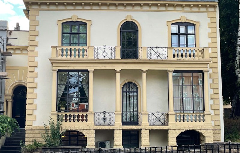 Plenty of doors on this fine building, Lincoln, June 2023