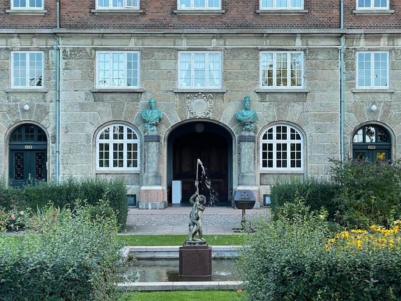 Two side doors, a central archway and fountain, Sortedam Dossering, Copenhagen, September 2024