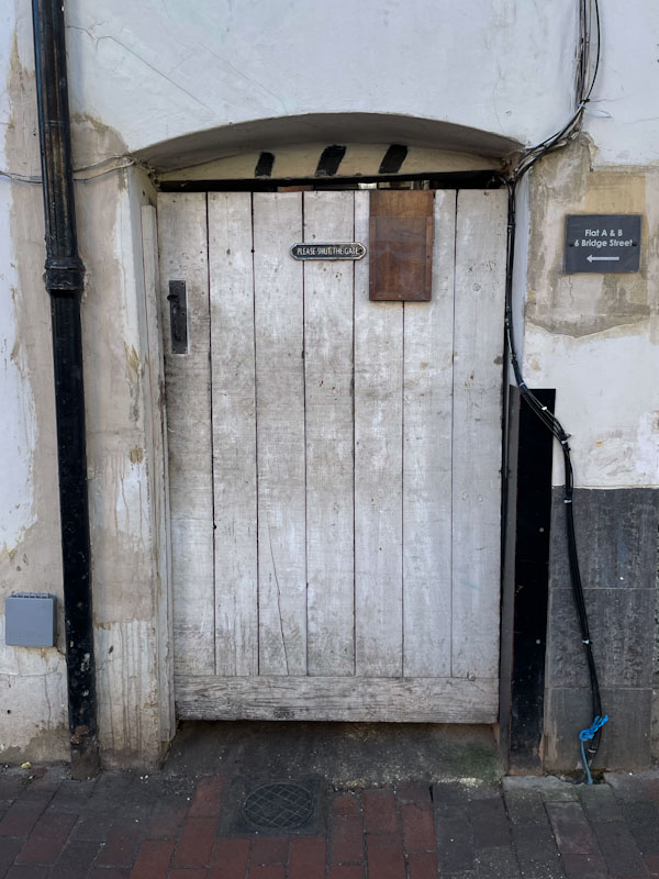 'Please shut the gate' door, Bridge Street, Godalming, Surrey, March 2025
